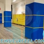 Pilastri di cemento con protezioni morbide a scuola