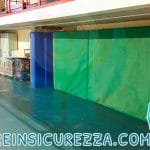 Rivestimenti sportivi e protettivi su pilastri di una tribuna di un palazzetto sportivo