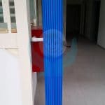 Protezione di gomma colore blu, antiurto e avvolgente per pilastro di cemento