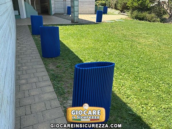 Protezione in gomma morbida antiurto per tubi di aerazione nel giardino scolastico