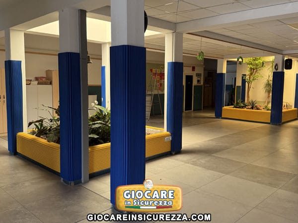 Rivestimento protettivo antiurto per pilastri e muretti di un androne scolastico