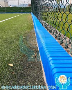Protezioni in gomma antitrauma su cordoli di cemento a bordo campo da gioco