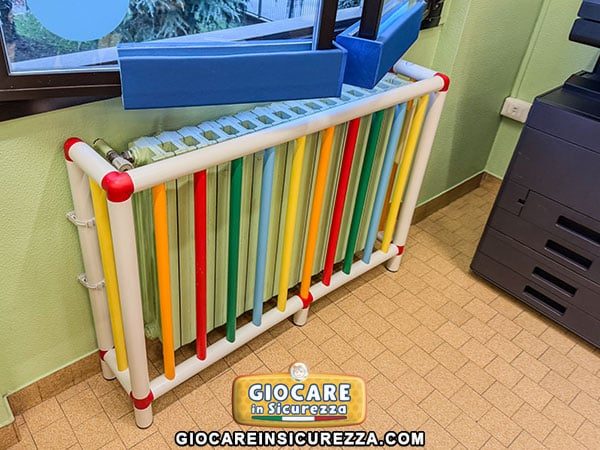 Copritermo con tubolari colorati con salva testa per finestra