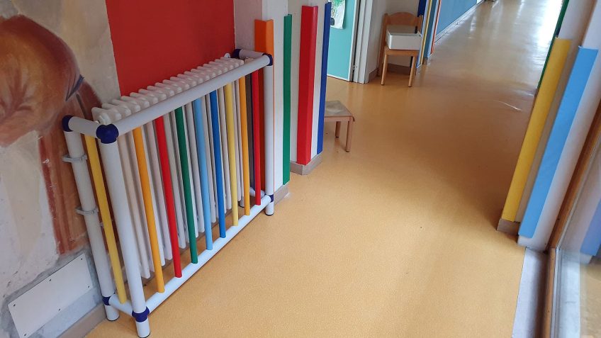 Copriradiatore con tubolari plastici negli asili nido e scuole infanzia e primaria