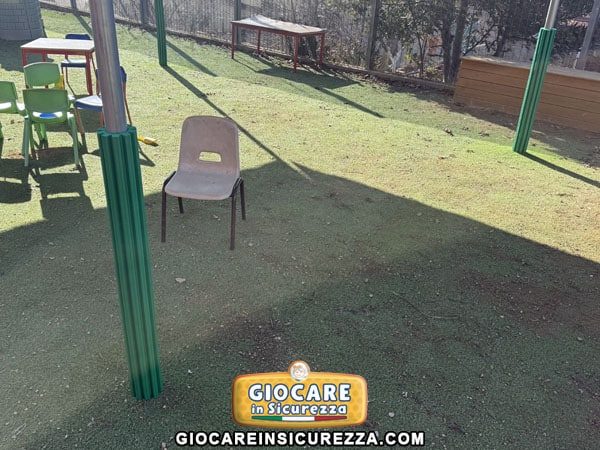 Coperture di protezione per copripali di un giardino scolastico