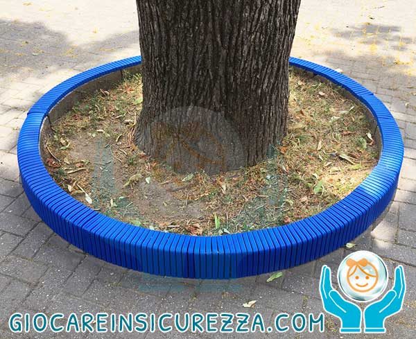 Protezione in gomma per cordolo in cemento contenente un albero