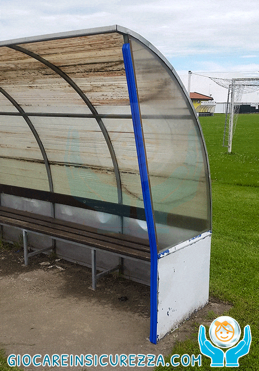 Angolare di protezione paraspigolo per panchina di calcio