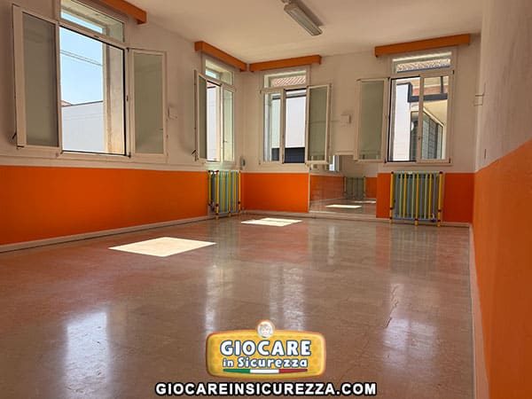 Copriparete arancione in gomma morbida per asili nido