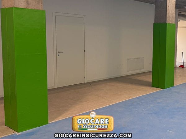 Rivestimento protettivo antiurto in Euroclasse per pilastri di una palestra scolastica
